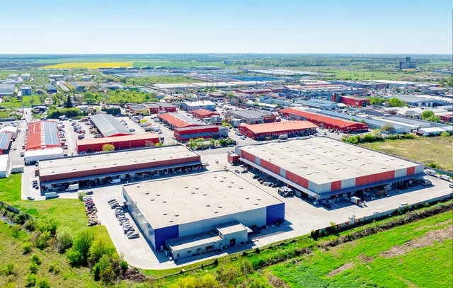 Vedere aeriană a Parcului Comercial Doraly, cu pavilioane și spații verzi.