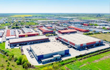 Vedere aeriană a Parcului Comercial Doraly, cu pavilioane și spații verzi.
