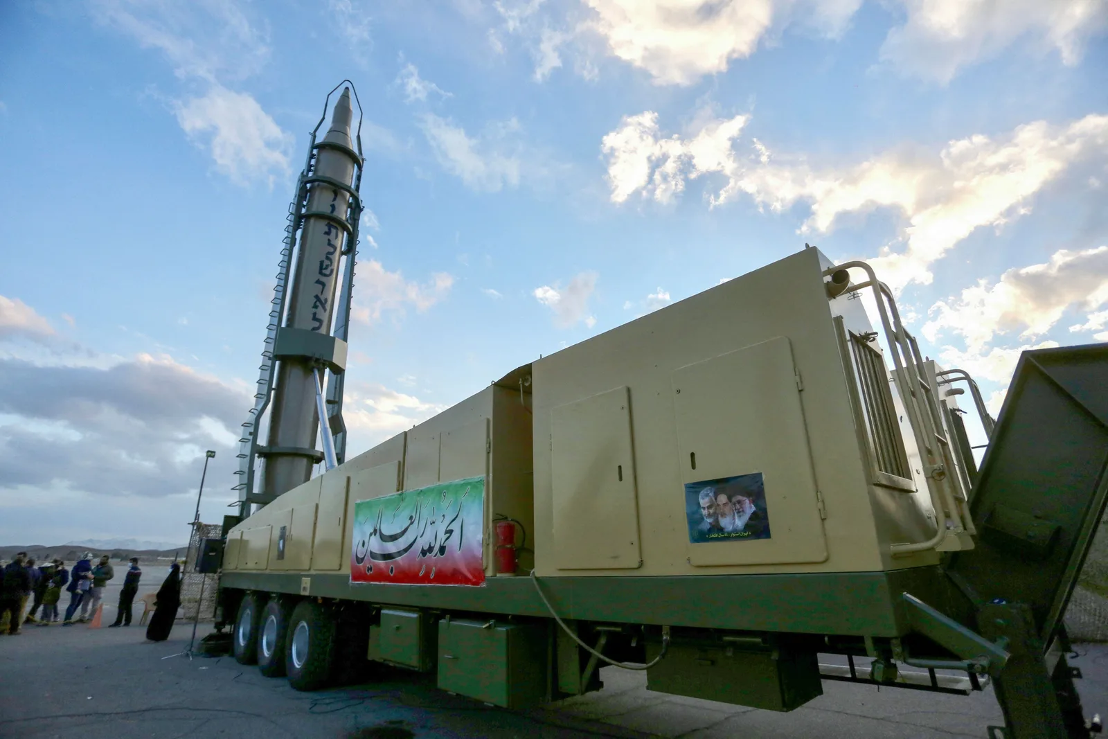 Rachetă balistică iraniană expusă, simbolizând tensiunile internaționale.
