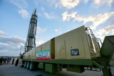 Rachetă balistică iraniană expusă, simbolizând tensiunile internaționale.