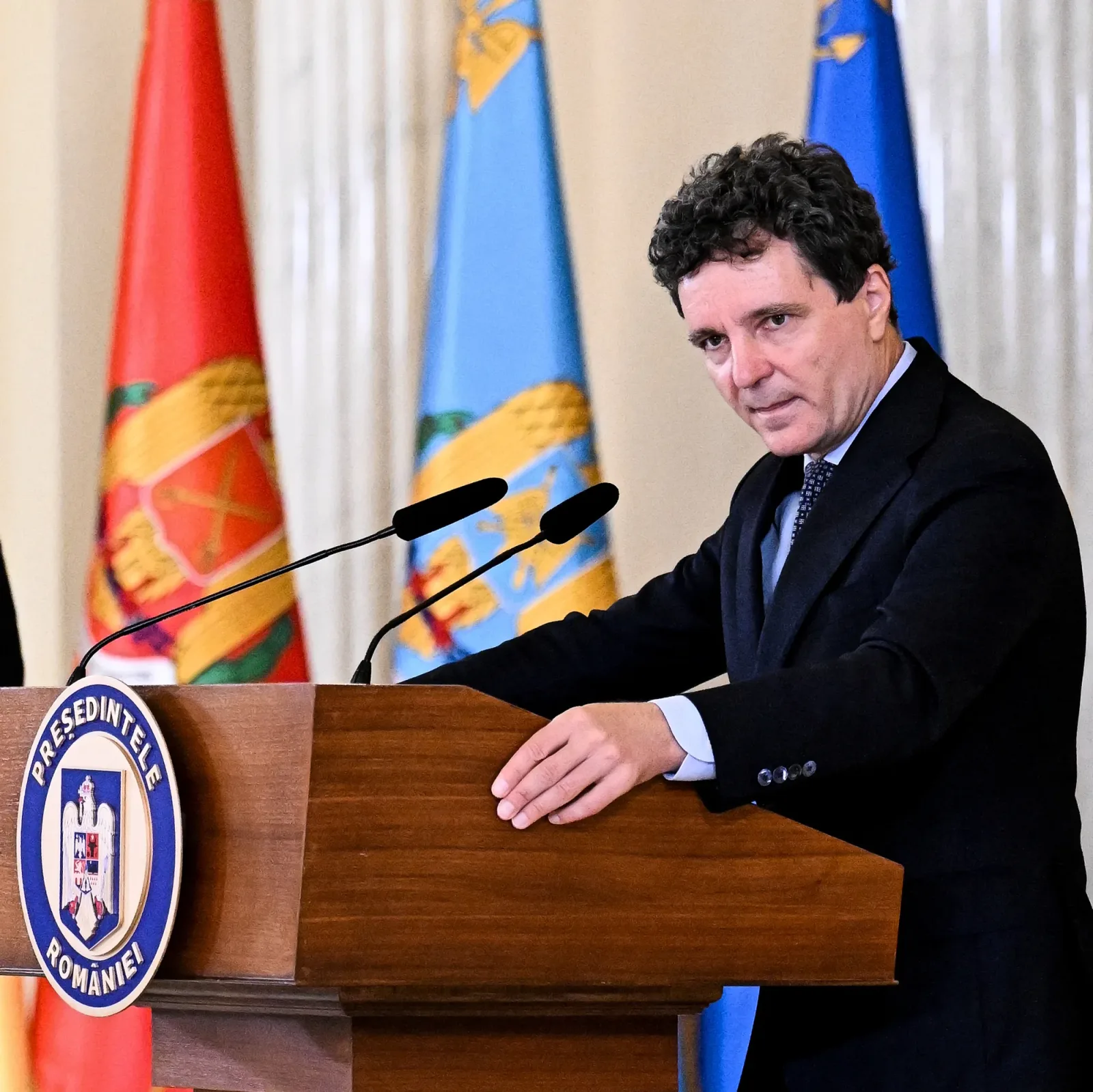 Nicușor Dan discutând despre securitatea NATO la Chișinău.
