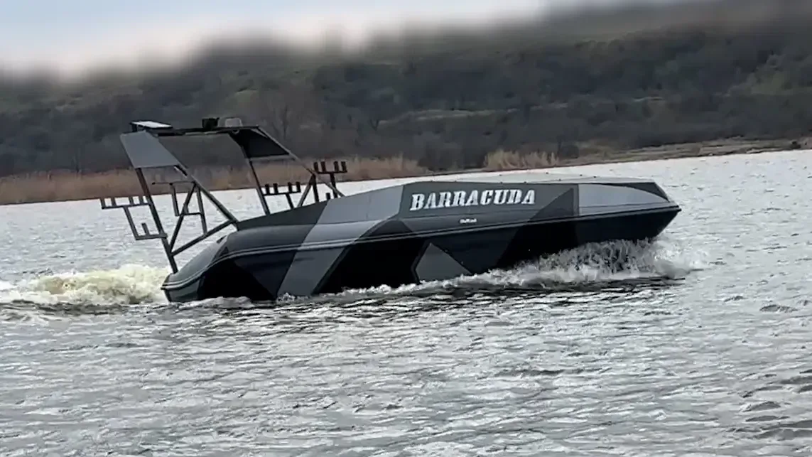 Ambarcațiune rapidă navigând pe apă, cu design modern și nume distinctiv.