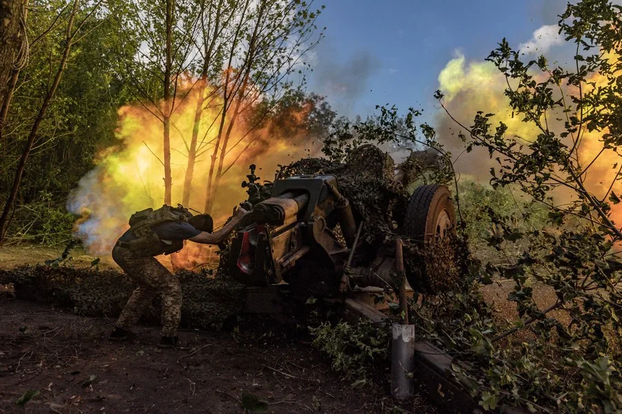 Explozie pe frontul ucrainean, soldat operând o armă în mijlocul conflictului.