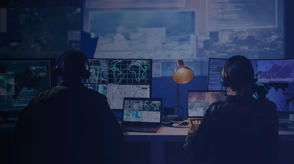 Specialiști analizând date pentru soluții de inteligență artificială în domeniul militar.