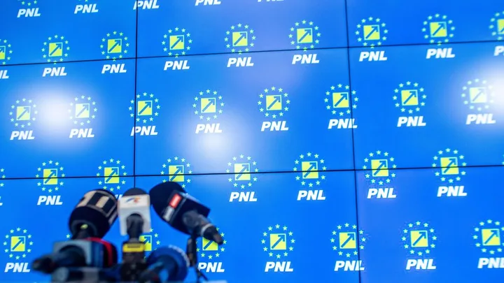 Logo-ul PNL pe un fundal albastru, simbolizând politica românească.