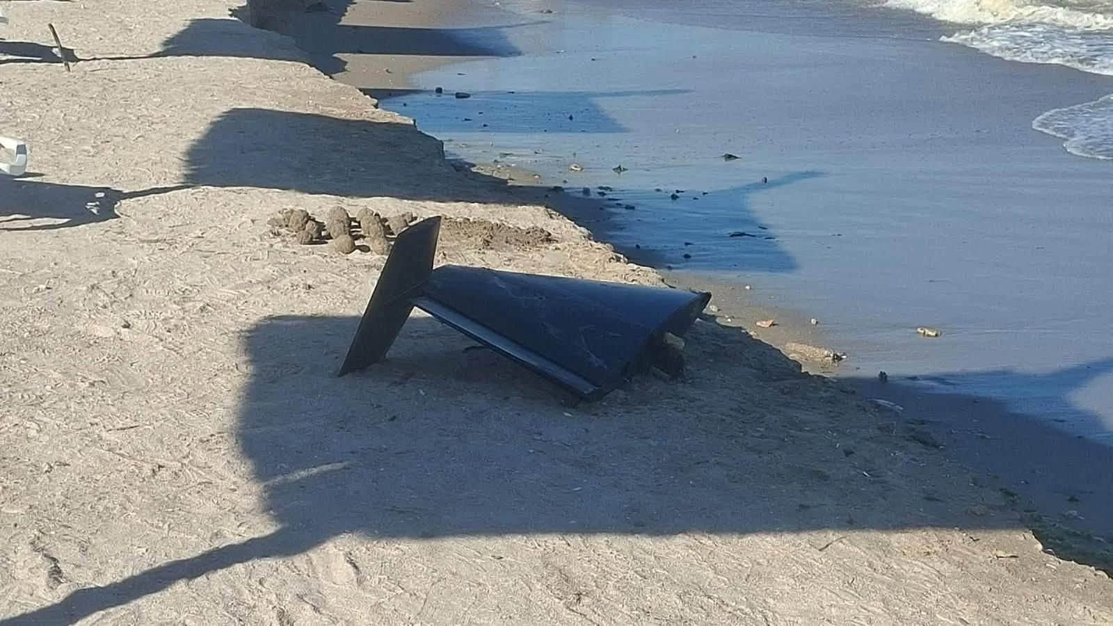 Resturi de dronă găsite pe țărmul Mării Negre, în urma atacurilor din Ucraina.