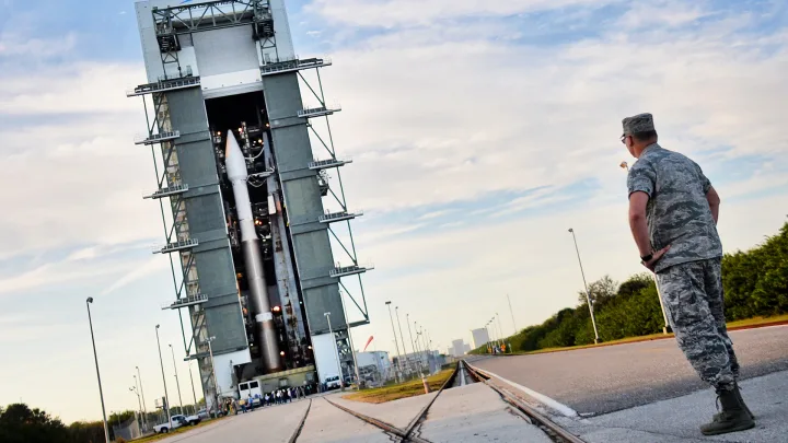 Sistem laser pentru protecția lansărilor spațiale la Cape Canaveral.