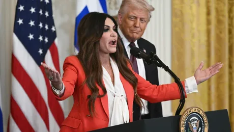 Katie Zacharia anunță demisia ambasadoarei SUA în Grecia, Kimberly Guilfoyle.