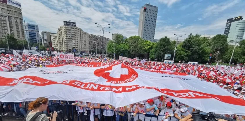 Protest al personalului medical pentru drepturi salariale și condiții de muncă mai bune.