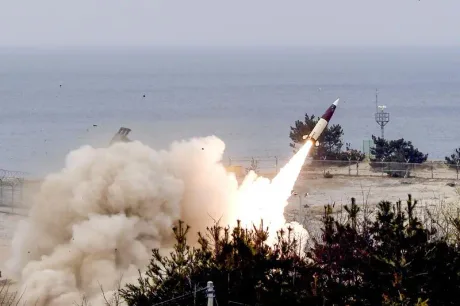 Lansare de rachetă ATACMS în cadrul unui exercițiu militar pe coastă.