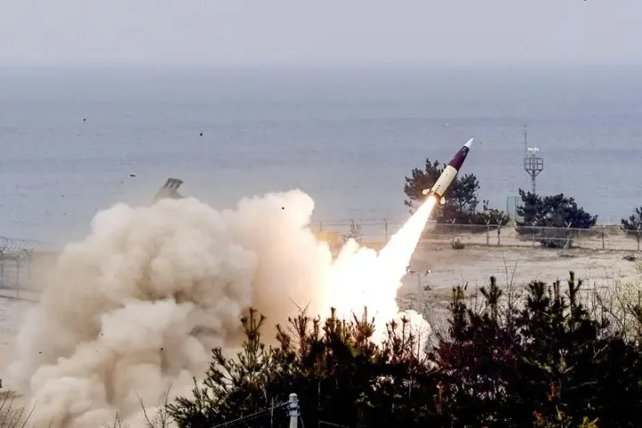 Lansare de rachetă ATACMS în cadrul unui exercițiu militar pe coastă.