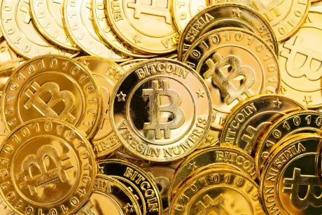 Monede bitcoin strălucitoare, simbolizând valoarea criptomonedelor.