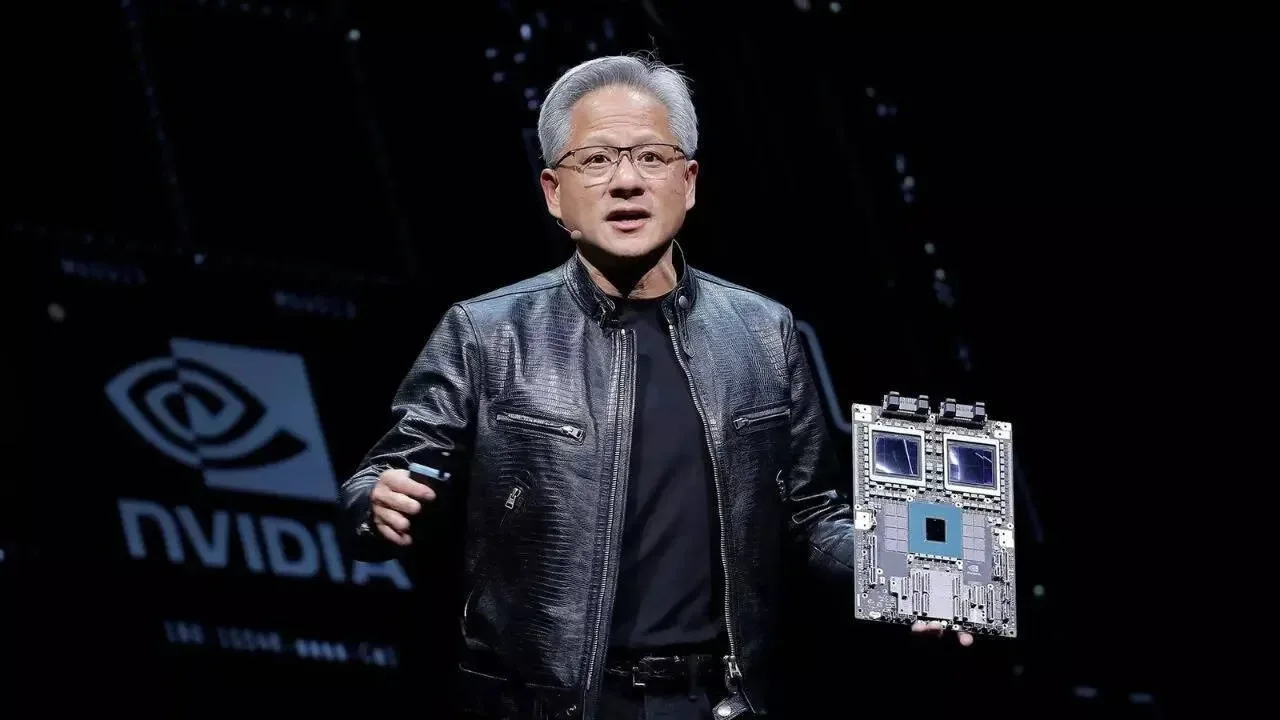 Jensen Huang prezentând tehnologie Nvidia la conferință.