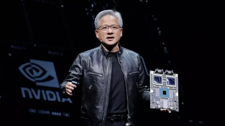 Jensen Huang prezentând tehnologie Nvidia la conferință.