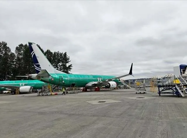 Un avion Boeing 737 MAX pregătit pentru zbor, cu o schemă de culori distinctivă.