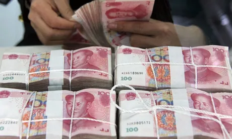 Bancnote de yuan aranjate pe o masă, simbolizând creșterea utilizării globale.