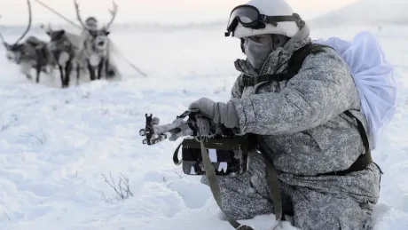 Soldat în zăpadă, pregătit pentru acțiune militară în nord.