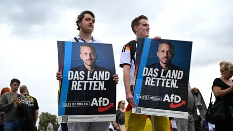 Tineri susținători ai AfD cu pliante în timpul unei campanii electorale.