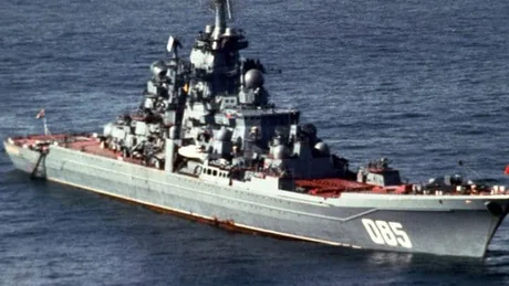 Crucișătorul nuclear Admiral Nakhimov navigând pe mare, pregătit pentru reactivare.