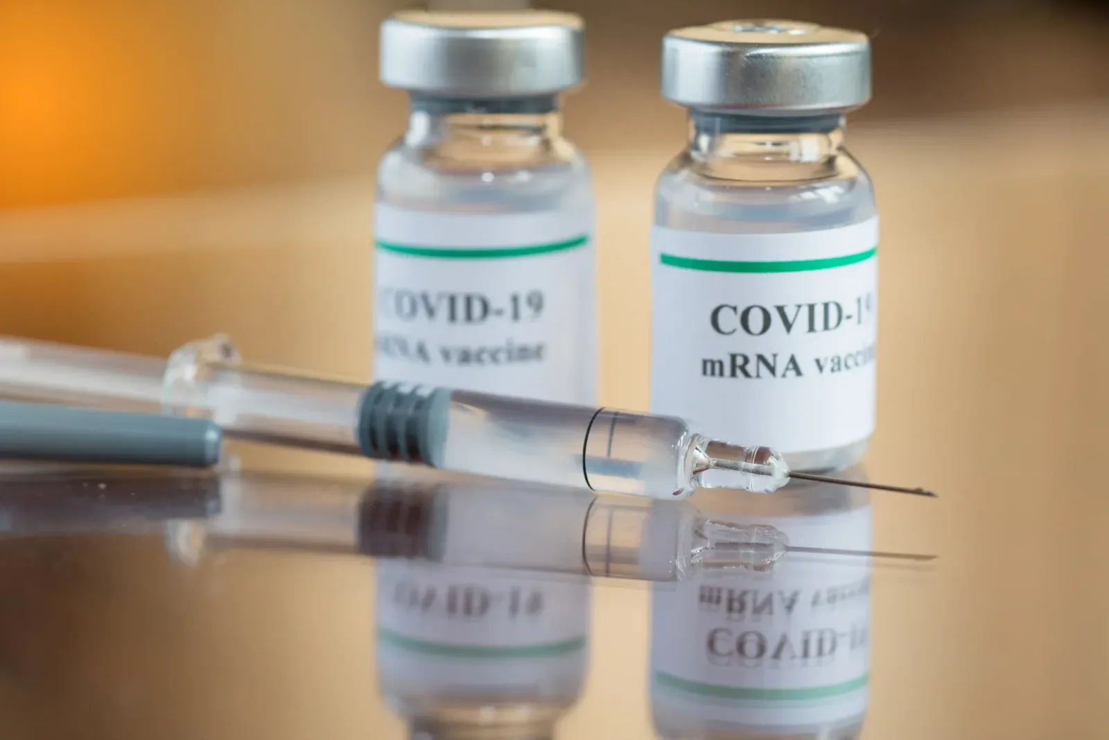 Vlad Voiculescu discutând despre vaccinurile anti-COVID.