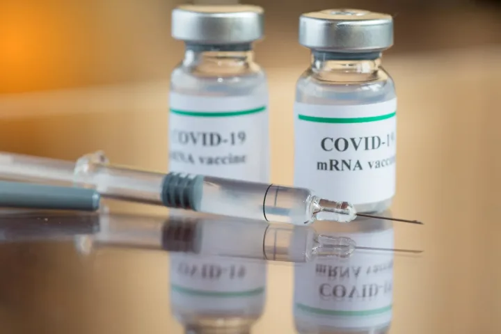 Vlad Voiculescu discutând despre vaccinurile anti-COVID.