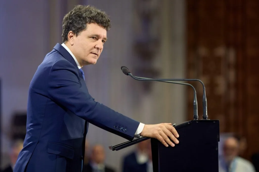 Nicușor Dan discutând despre finanțarea infrastructurii militare în România.