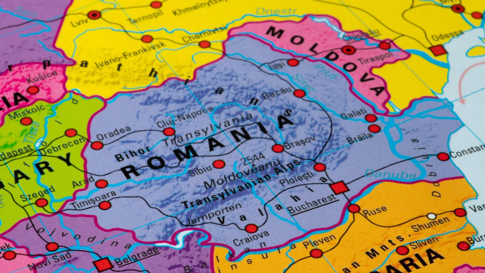 Harta detaliată a României și Republicii Moldova, evidențiind granițele și orașele importante.