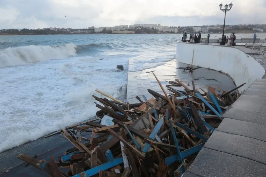 Deteriorarea infrastructurii maritime din Sevastopol, afectată de atacuri recente.