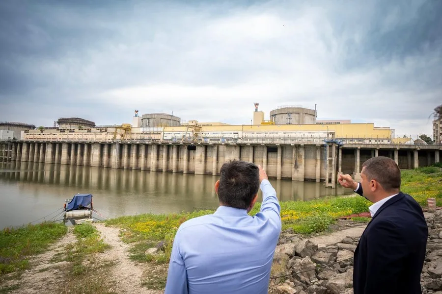 Reprezentanți la Centrala Nuclearoelectrică Cernavodă, observând nivelul apei crescut.