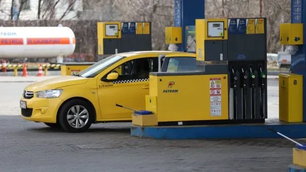Creșterea prețului benzinei afectează bugetul șoferilor din România.