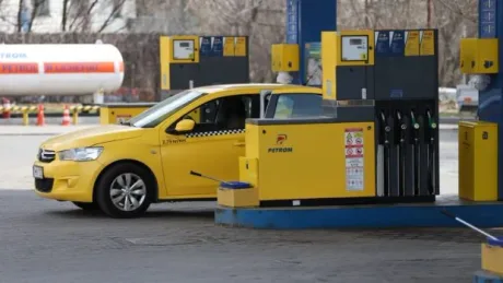 Creșterea prețului benzinei afectează bugetul șoferilor din România.