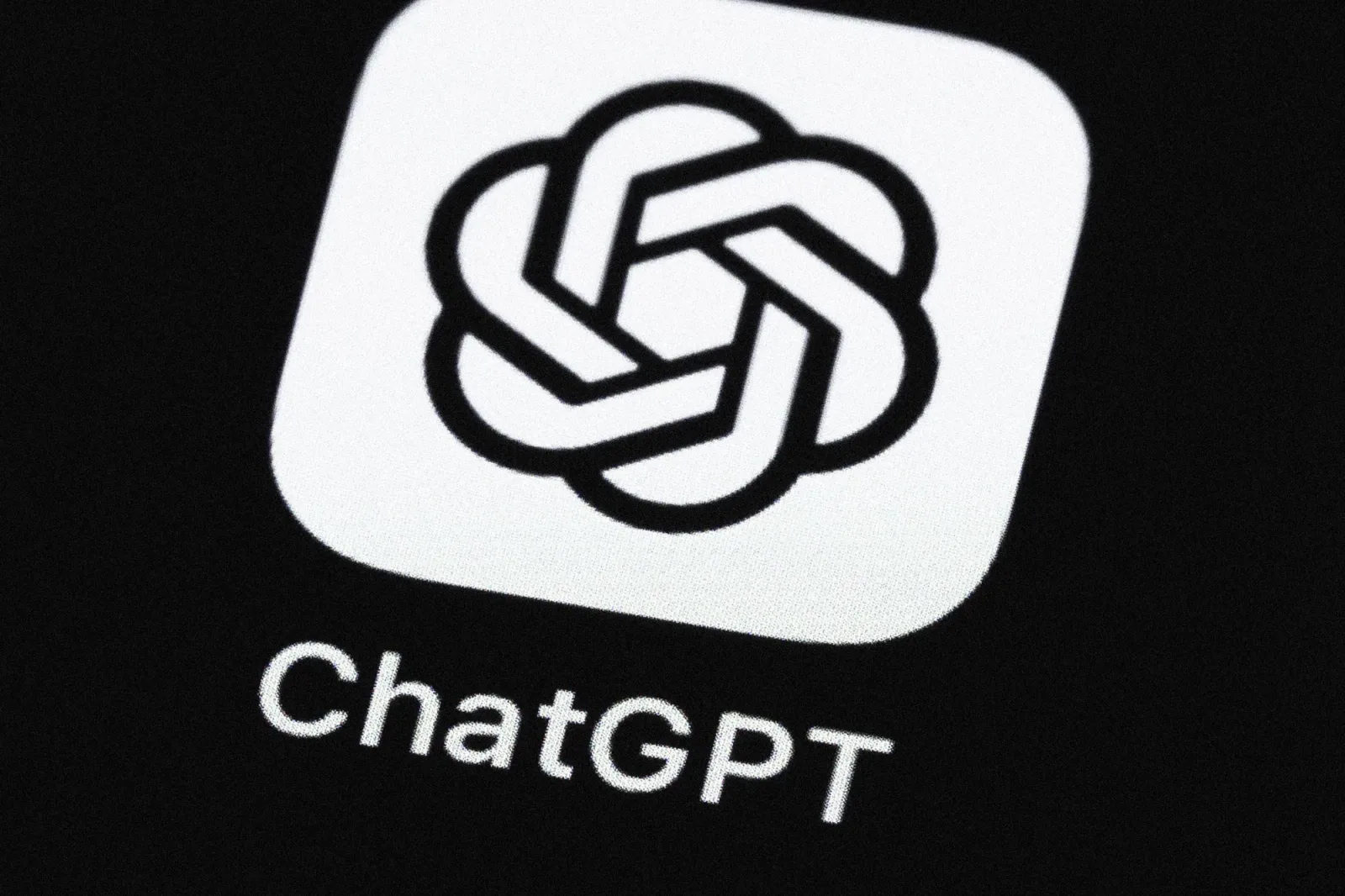Logo-ul ChatGPT pe un fundal întunecat, simbolizând inteligența artificială.