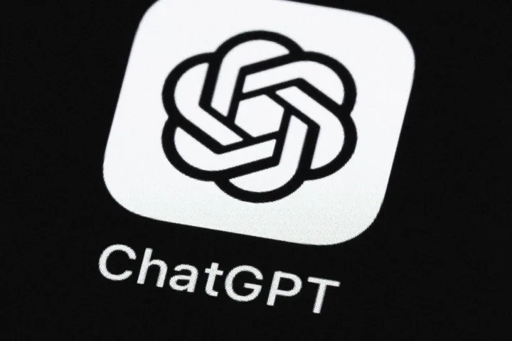 Logo-ul ChatGPT pe un fundal întunecat, simbolizând inteligența artificială.