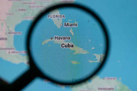 Harta Cubei cu orașul Havana evidențiat, văzută printr-o lupă.
