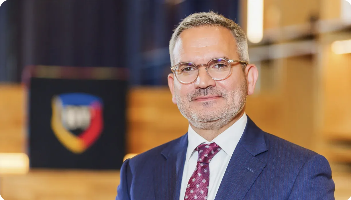 Directorul Băncii Transilvania, Ömer Tetik, discutând despre finanțare.