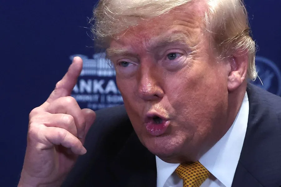 Donald Trump discutând despre acorduri comerciale în contextul navigației în Golful Persic.
