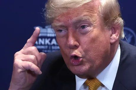 Donald Trump discutând despre acorduri comerciale în contextul navigației în Golful Persic.