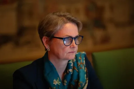 Yvette Cooper discută despre reglementarea inteligenței artificiale la o conferință.