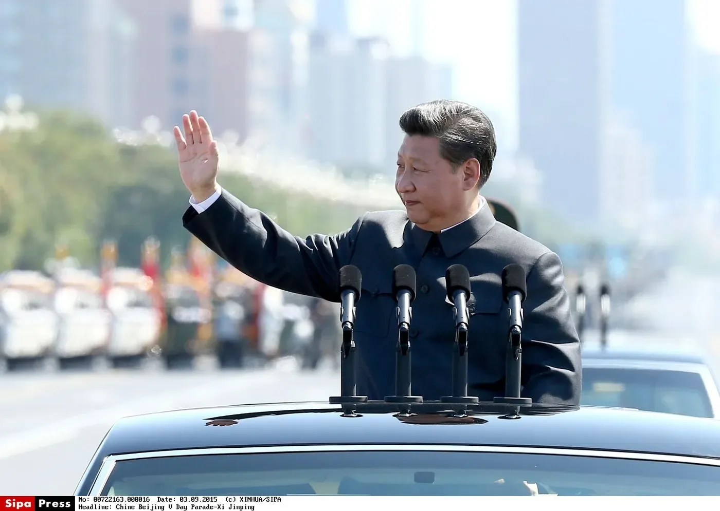 Lider chinez salutând mulțimea în timpul unei parade oficiale.