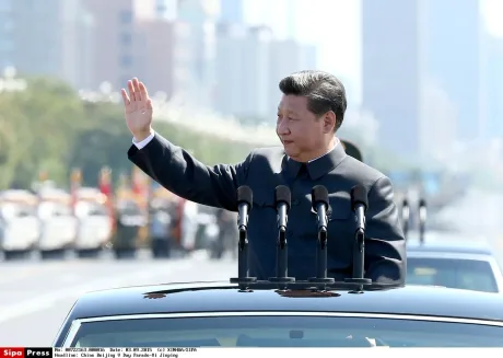 Lider chinez salutând mulțimea în timpul unei parade oficiale.