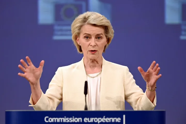 Ursula von der Leyen susține un discurs la Comisia Europeană.