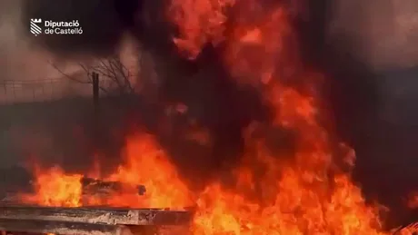Focare de incendii active în vestul Europei, cu flăcări intense și fum dens.