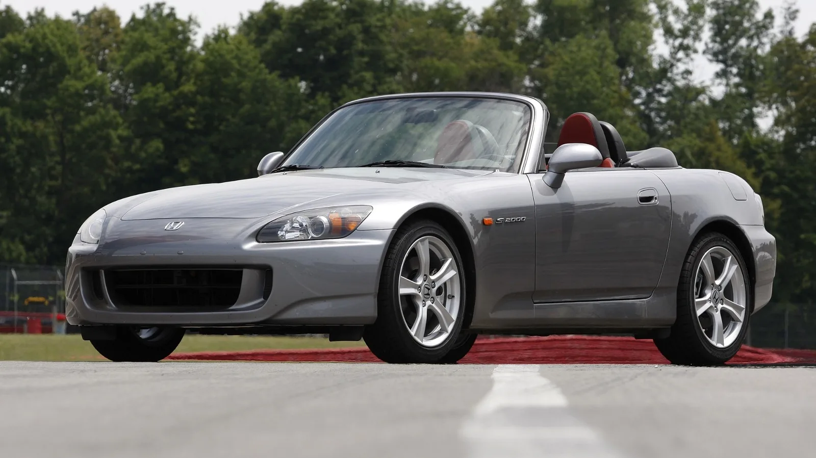 Honda S2000, un model emblematic cu cutie manuală inovatoare.