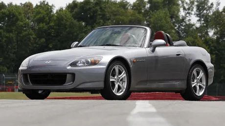 Honda S2000, un model emblematic cu cutie manuală inovatoare.