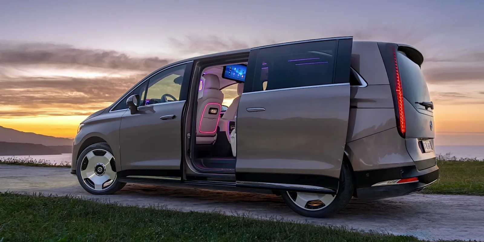 Monovolumul electric VLE 300 oferă confort și autonomie impresionantă.