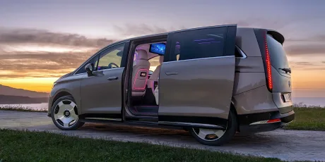 Monovolumul electric VLE 300 oferă confort și autonomie impresionantă.