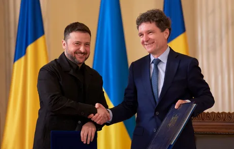 Nicușor Dan și liderul ucrainean se salută într-un cadru oficial.