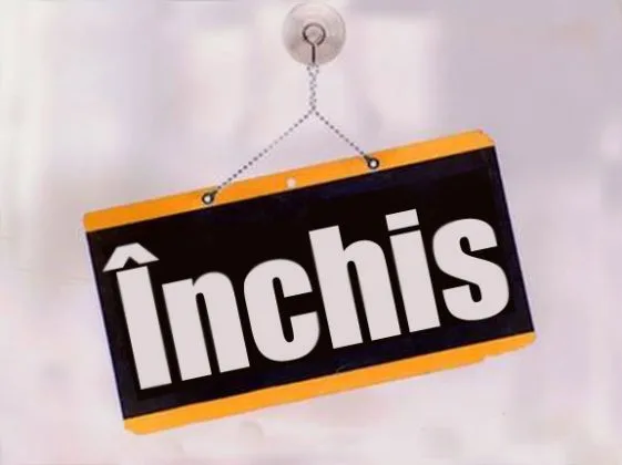 Un semn de închidere pe un fundal alb, simbolizând suspendarea activității firmelor.