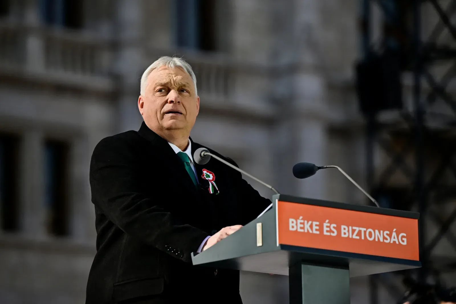 Viktor Orbán susține un discurs la un eveniment politic important.