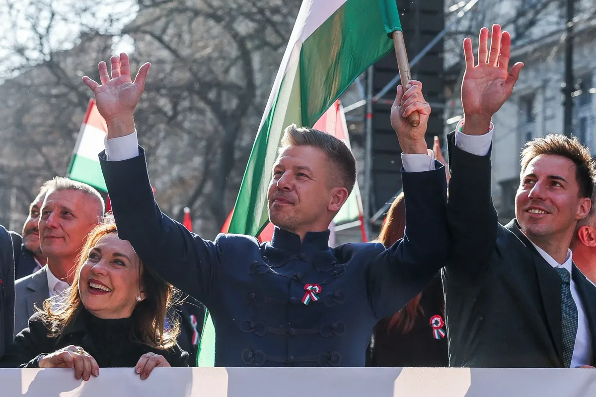 Participanți la un miting cu steaguri ungare în Budapesta.